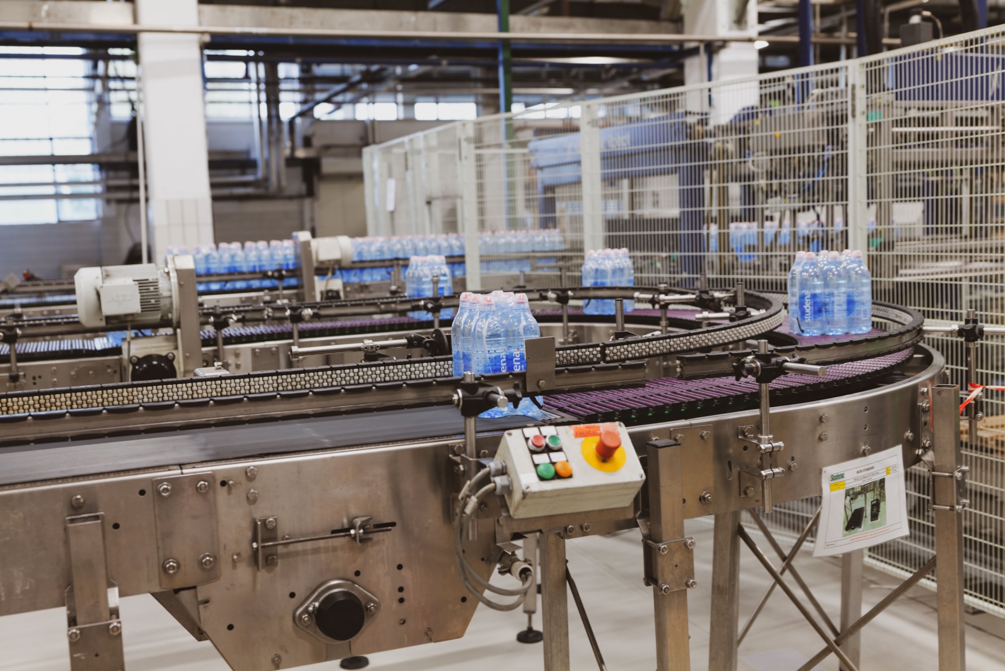 Línea de embotellado en una planta privada.