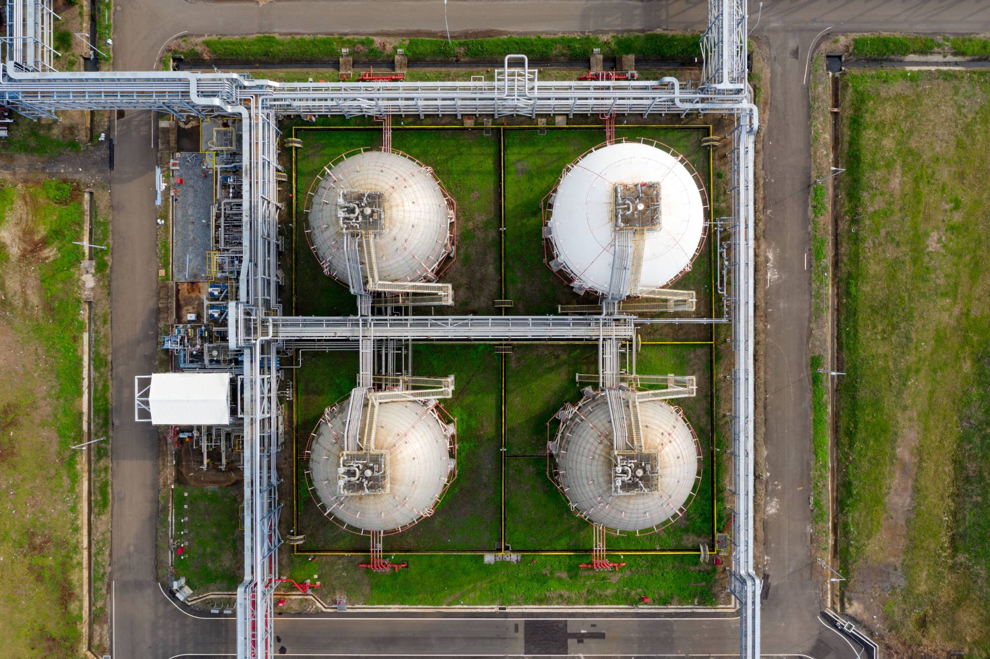 Vista aérea de tanques de almacenamiento en una instalación petrolera.