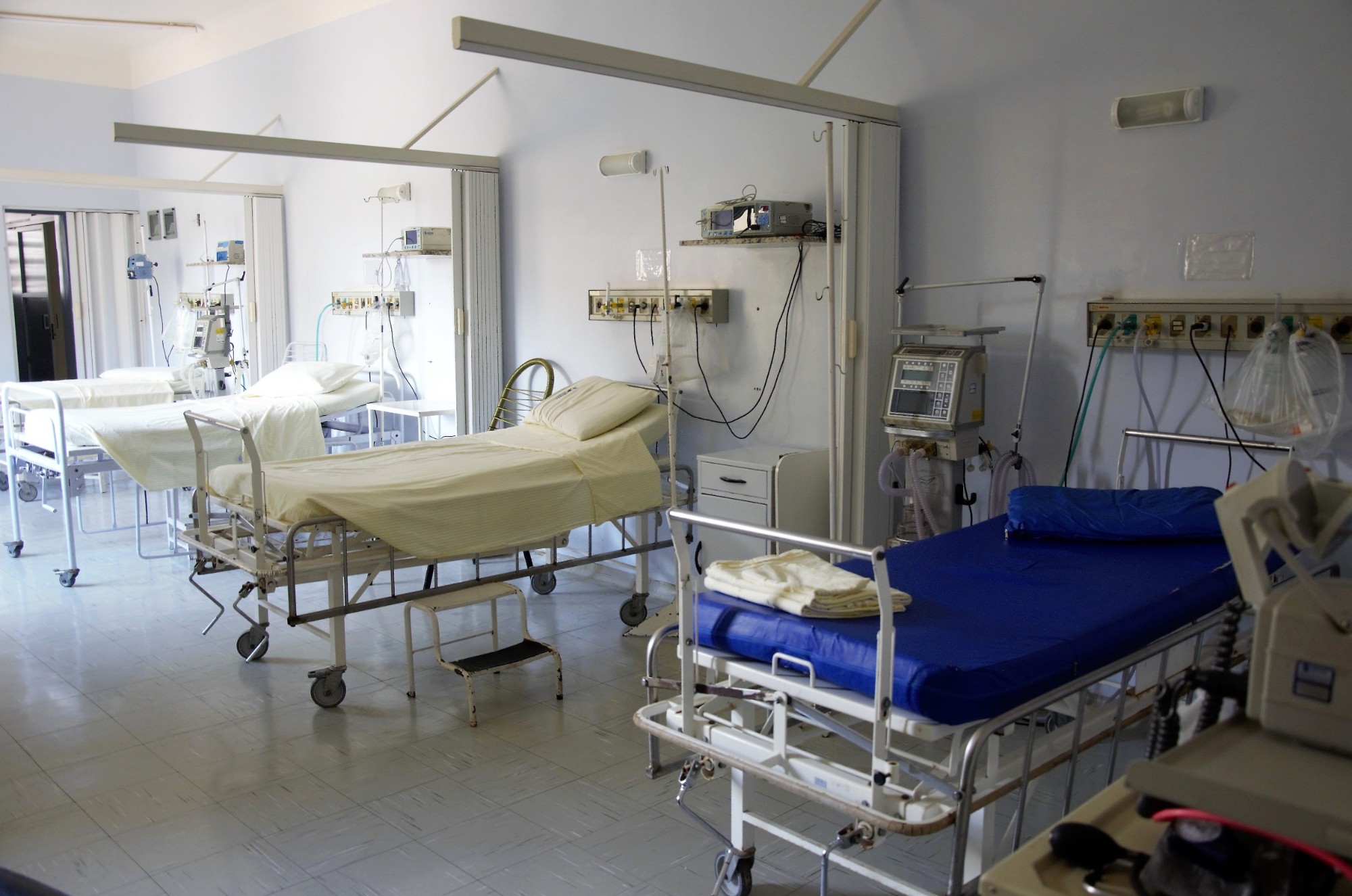 Sala de camas en un centro hospitalario.