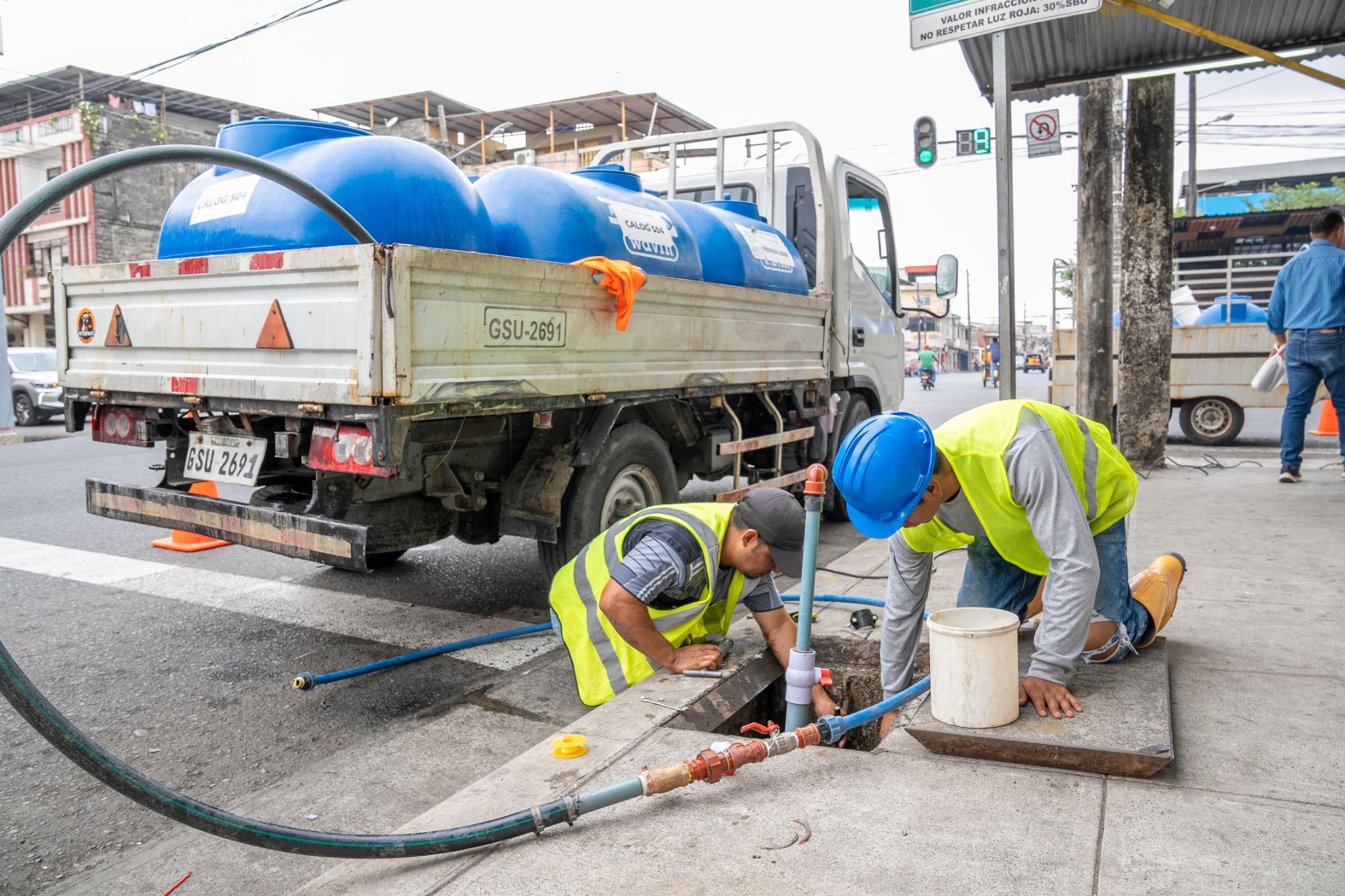 Cuadrilla municipal interviniendo una conexión en la vía pública.